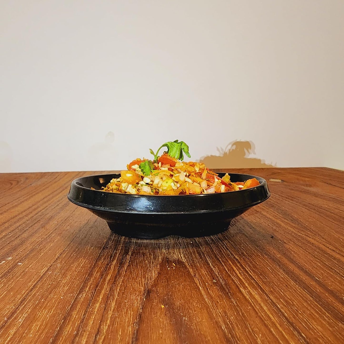 Oval Chat Plate Features a Sleek and Modern Design, Making it a Stylish Addition to Any Dining Table. Set of 6