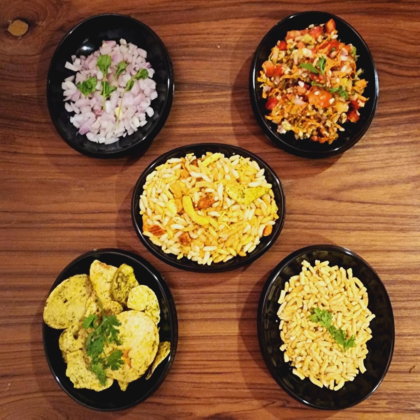 Oval Chat Plate Features a Sleek and Modern Design, Making it a Stylish Addition to Any Dining Table. Set of 6