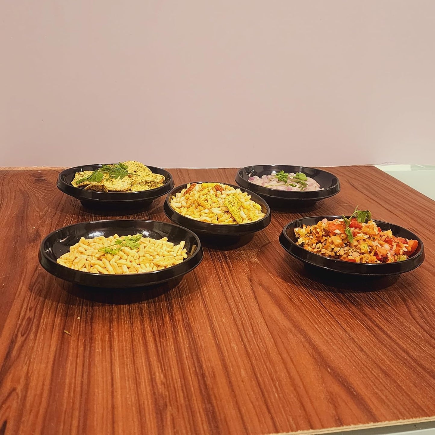 Oval Chat Plate Features a Sleek and Modern Design, Making it a Stylish Addition to Any Dining Table. Set of 6